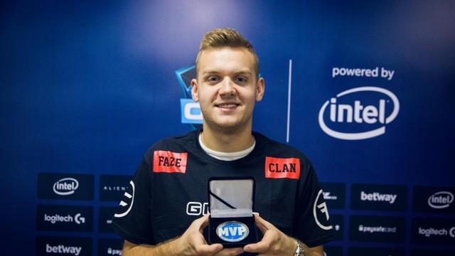 Rookie多数据名列前茅，是中单位唯一未被单杀的选手