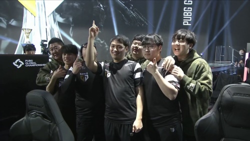 队长的担当！微笑卡莎风雨交加狂暴杀戮 微笑队逆转拿赛点